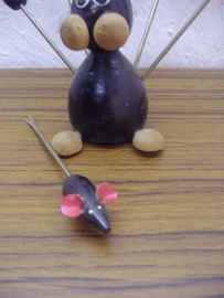 Cocktail prikkers in Kat en Muis. / Cocktail pins in Cat and Mouse.