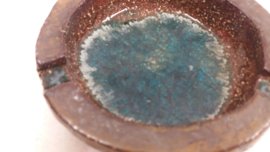 Mooie asbak in blauw met grove structuur / Nice ashtray in blue with coarse structure