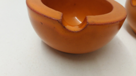 Setje asbakken in oranje glazuur  / Set ashtrays in orange glace
