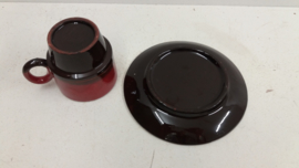 Rood en bruine kop en schotel  / Red and brown cup and saucer