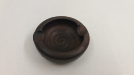 Bruine asbak van Jan de Graaf 13.5 cm. / Brown ashtray by Jan de Graaf 5.3 inch.