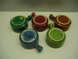 Sauskommetjes in diverse kleuren. 3528 / Old sauce bowls divers colors. 3528