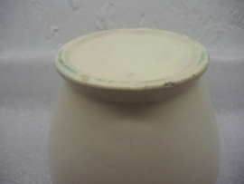 Klein bol vaasje in crème wit 10 cm. Erica / Little bold vase in crème 3.9 inch. Erica