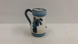 Kannetjes in wit met delfts blauw / Jugs in white with delft blue