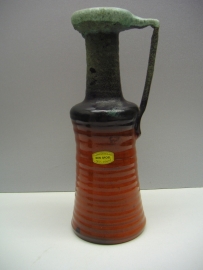Ben Spoel kan in rood en groen 27 cm. / Ben Spoel jug in green and red 10.6 inch.