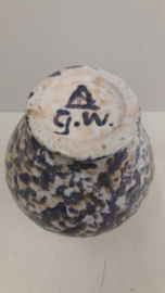 Mooie vaas gemerkt GW 22 cm. / Nice vase marked GW 8.66 inch.