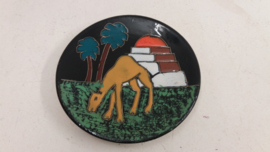 Tunesisch wandbord met een kameel 18 cm. / Tunisian wall plate with a camel 7.1 inch.