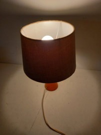 Oranje tafellamp met stoffen kap / Orange table lamp with fabric shade