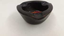 Asbak in grove structuur rood geel / Ashtray in coarse clay red and yellow