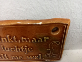 Wandtegeltje : < Geld stinkt maar het luchtje bevalt me wel. >