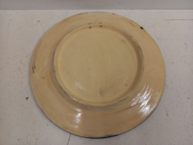 Bord met man met gele fluit 23,5 cm. / Plate with man with yellow whistle 23,5 cm.