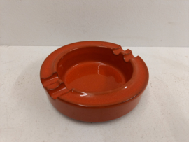 Mooie oranje asbak. / Nice orange ashtray.