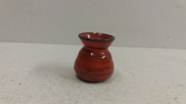 Klein rood vaasje Crea kunstnijverheid. / Small red vase Crea arts and crafts.