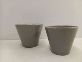 Setje bloempotten in  grijs gemerkt 2116 / Set planters in gray marked 2116