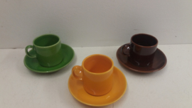 Kop en schotels geel, bruin en groen / Cup and Saucers yellow, brown and green