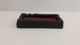 Zwarte asbak rode gevlamde binnenkant / Black ashtray glaced red inside