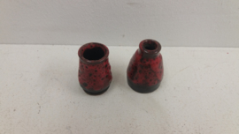 Kleine fatlava vaasjes in bruin met rood. / Small fatlava vases in brown with red.