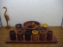 Eierdopjes en pindaset divers hout / Egg cups and peanut bowl divers wood
