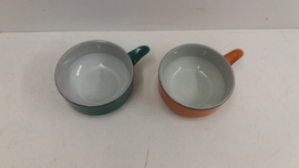 Retro soepkommen in groen en oranje / Retro soup bowls in green and orange