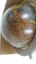 Boekensteuntjes met wereldbol 15.5 x 18 cm./ Bookends with globes 6.1 x 7.1 inch.