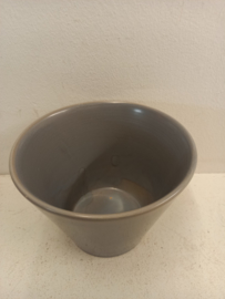 Bloempot grijs gemerkt 000 / Planter in gray marked 000
