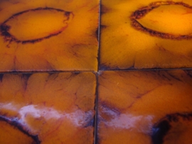 Bijzettafeltje gietijzer en oranje tegels. / Side table cast iron and orange tiles