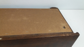 Mooie oude kapstok met oranje tegels / Nice old coat rack with orange tiles