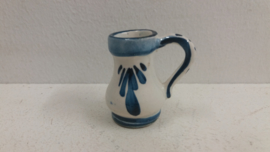 Kannetjes in wit met delfts blauw / Jugs in white with delft blue