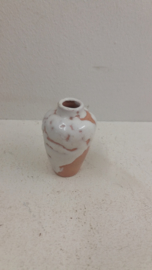 Beige mini vaasje met dikke witte glazuur 6.5 cm. / Beige mini vase with fat white glace 2.55 inch.