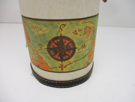 Wijnkoffer wit met diverse opdrukken. / Wine case white with diverse prints