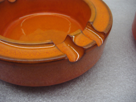Set van 2 asbakken in oranje / Set 2 ashtrays in orange
