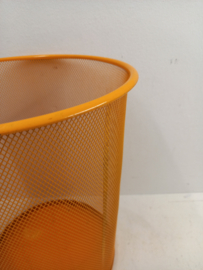 Oranje prullenbak metaal 34,5 cm. / Orange trash can metal 34.5 cm.