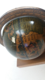Boekensteuntjes met wereldbol 15.5 x 18 cm./ Bookends with globes 6.1 x 7.1 inch.