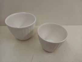 2 witte potjes in nummer 2100 / 2 white planters in number 2100