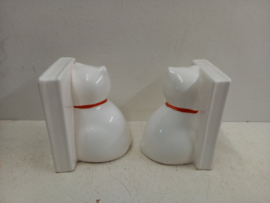 Boekensteuntjes in wit keramiek poesjes. / Bookends in white ceramics pussies