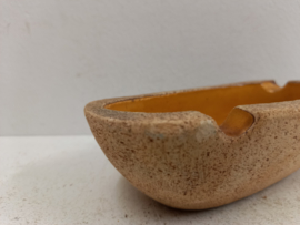 Ravelli oker asbak en sigaretten houder   / Ravelli ocher ashtray and sigaret holder