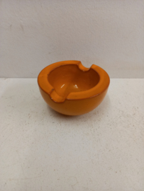 1 asbak in oranje glazuur nr. 311 / 1 ashtray in orange glace number 311