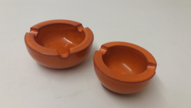 Setje asbakken in oranje glazuur  / Set ashtrays in orange glace