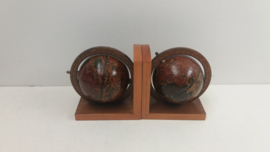 Boekensteuntjes met wereldbol 15.5 x 18 cm./ Bookends with globes 6.1 x 7.1 inch.