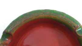 Rode asbak met groene rand 15.5 cm. / Red ashtray with green edge 6.1 inch.