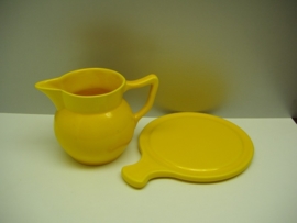 Kaasplank in geel 22 cm. Yellow cheese platter 9.5 inch.