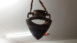 Grote bruine hangpot met gele glazuur. / Large brown hanging planter with yellow glace.