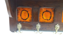 Mooie oude kapstok met oranje tegels / Nice old coat rack with orange tiles