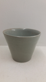 2 grijze bloempotten met ribbels / 2 gray planters with ribs.