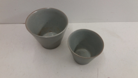 2 grijze bloempotten met ribbels / 2 gray planters with ribs.