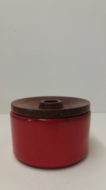Een deksel doosje in rood 8 x 12.5 cm.  / A lid box in red 3.1 x 4.9 inch.