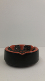 Strehla oranje asbak met fatlava 14 cm. / Orange ashtray with fatlava 5.1 inch.