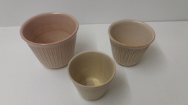 Setje bloempotten in beige gemerkt H v D / Set planters in biege marked H v D