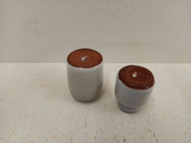 2 kleine witte vaasjes 4 cm. / 2 little white vases 1.57 inch.