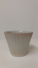 Bloempotje in wit  met ribbel gemerkt 0 / Planter in white with rib marked 0